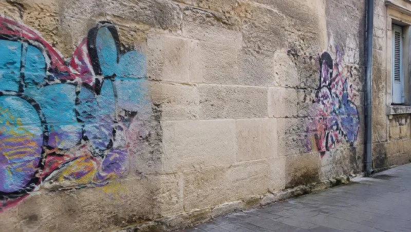 Graffitis retirés sur un mur en pierre